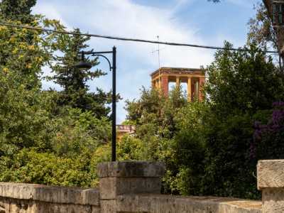 ...oltre il quale riusciamo a intravedere anche il rosso torrino della vicina Villa La Rocca